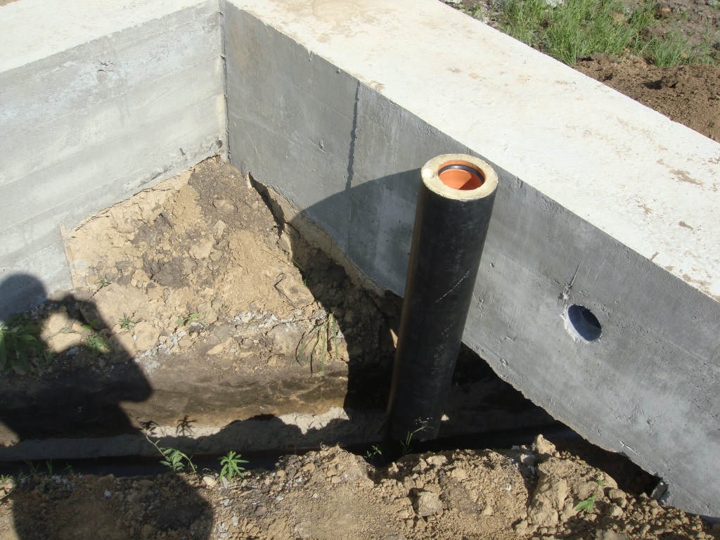 Монтаж утепленной канализационной трубы в частном доме